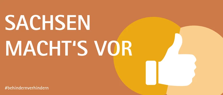 Oranges Bild mit der Aufschrift »Sachsen machts vor«. Unten rechts ist stilisiert ein »Daumen hoch« abgebildet. Unten Links steht der #behindernverhindern.